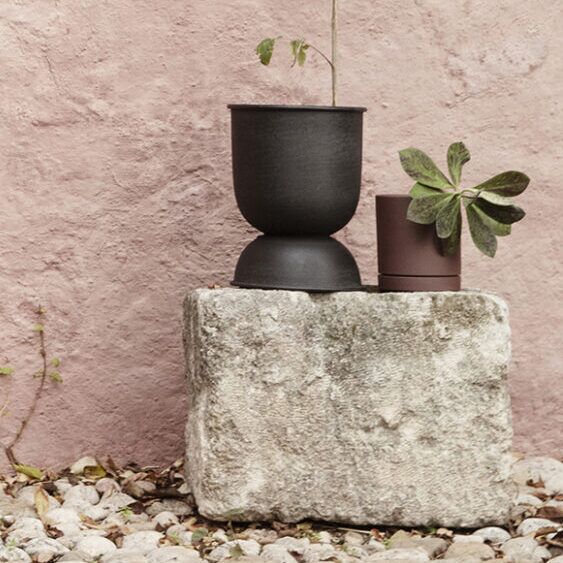 Ferm Living - hourglass bloempot extra klein zwart